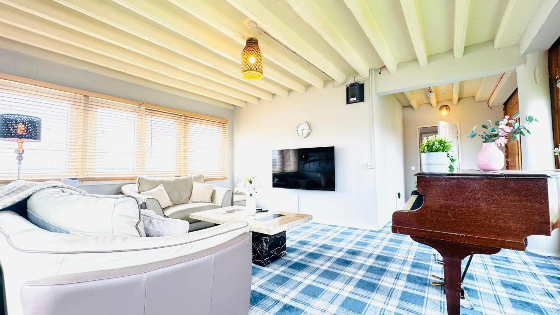 Top Floor Apartment With Castle Views